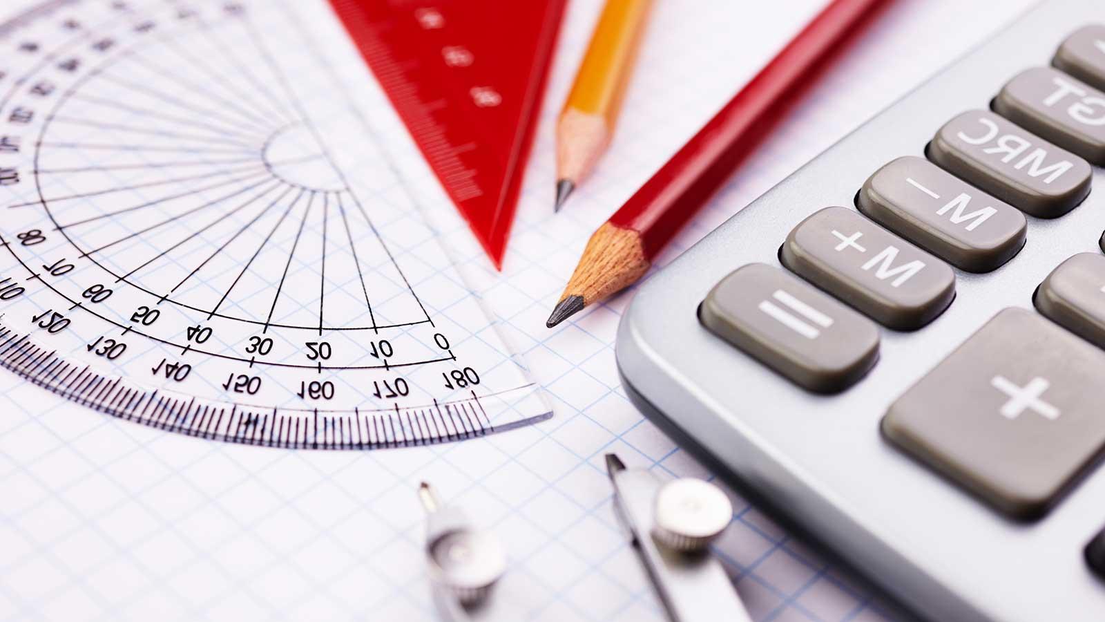 esball国际平台客户端数学系学生使用的铅笔、量角器、计算器和指南针